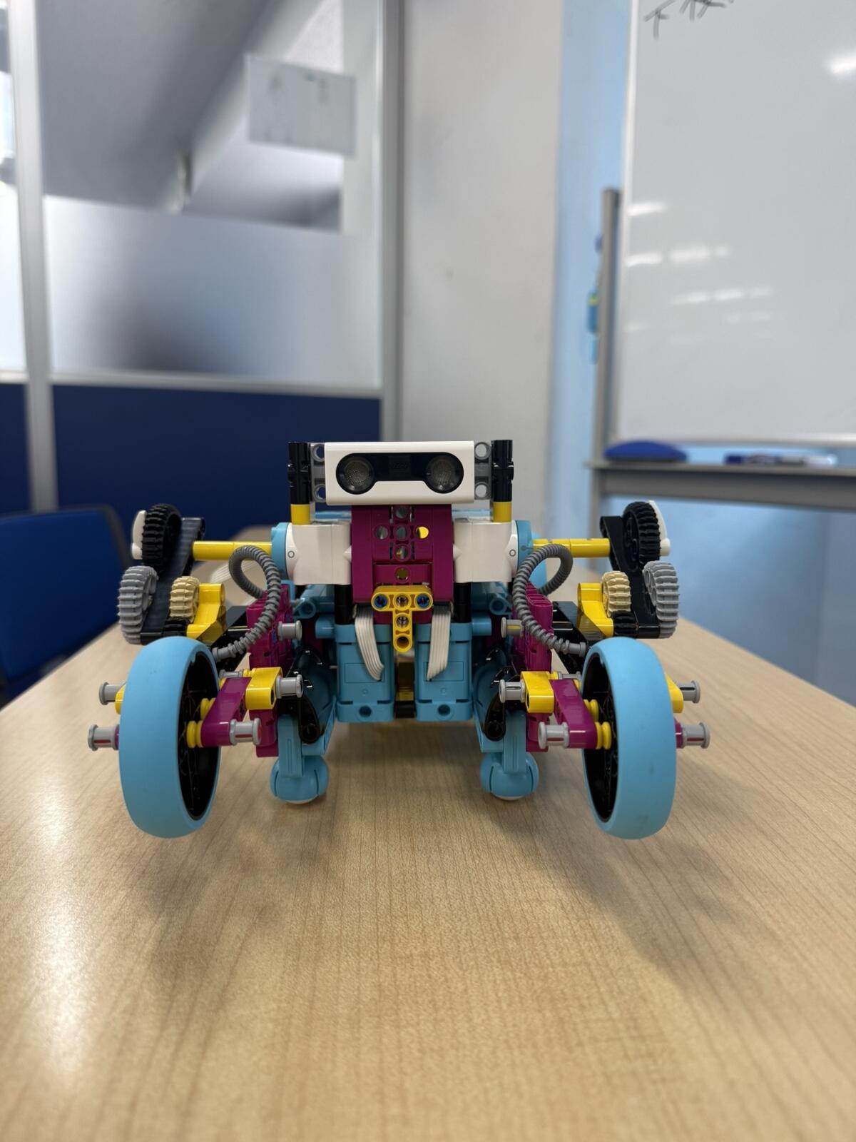 ロボットバトルで生徒が作成したバトルロボット