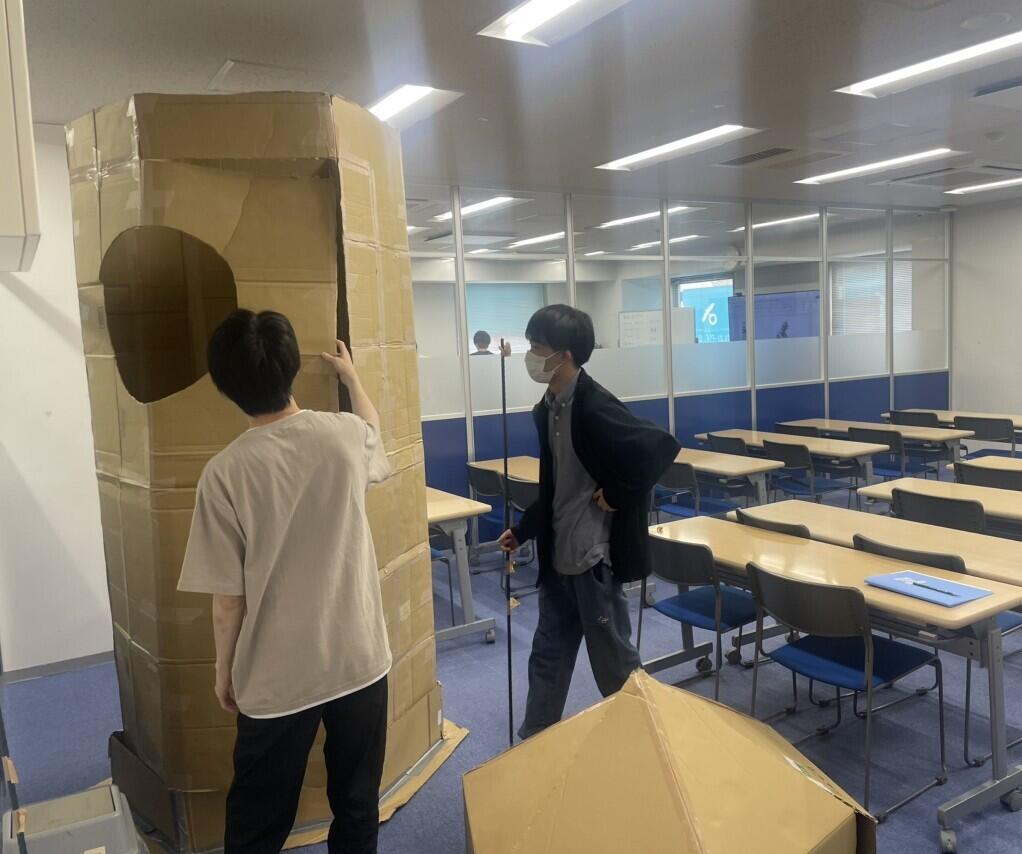 大道具を制作する生徒