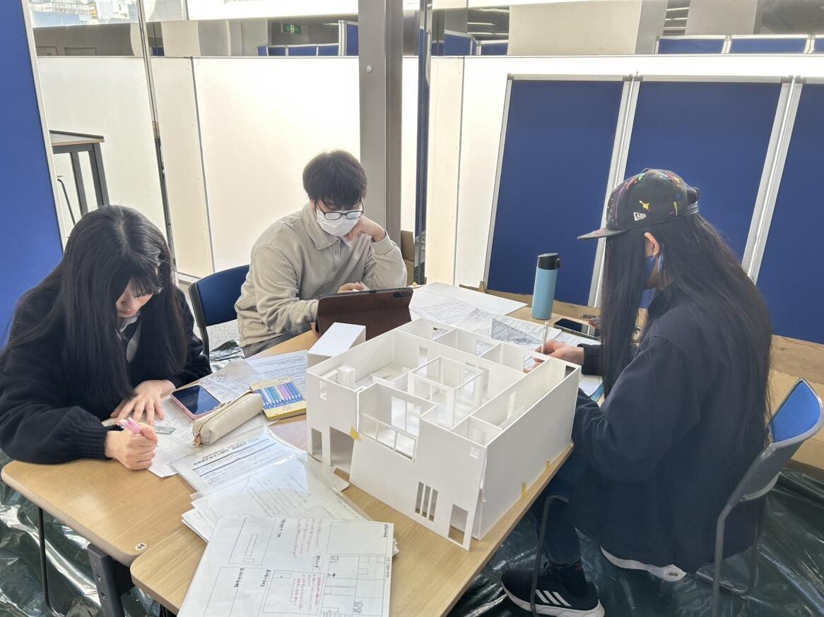 それぞれの得意分野に合わせて分担しながら作業中です