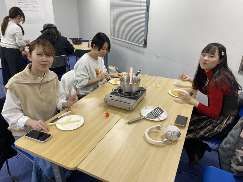 クレープシュゼットを食べている生徒