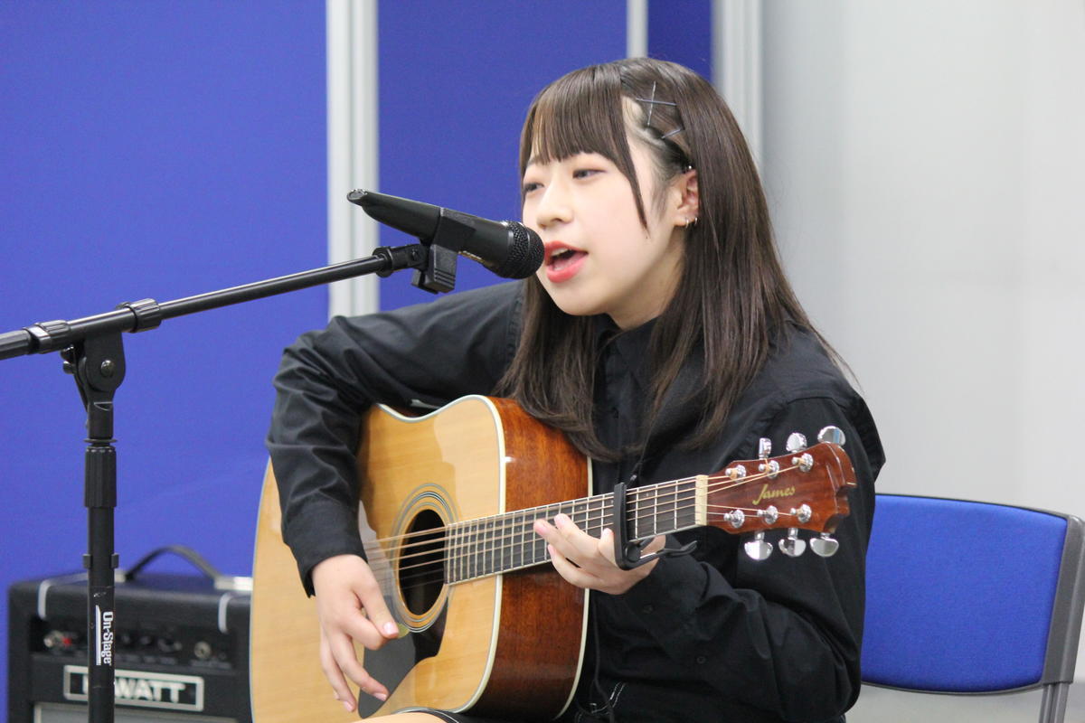ギター発表の女子生徒
