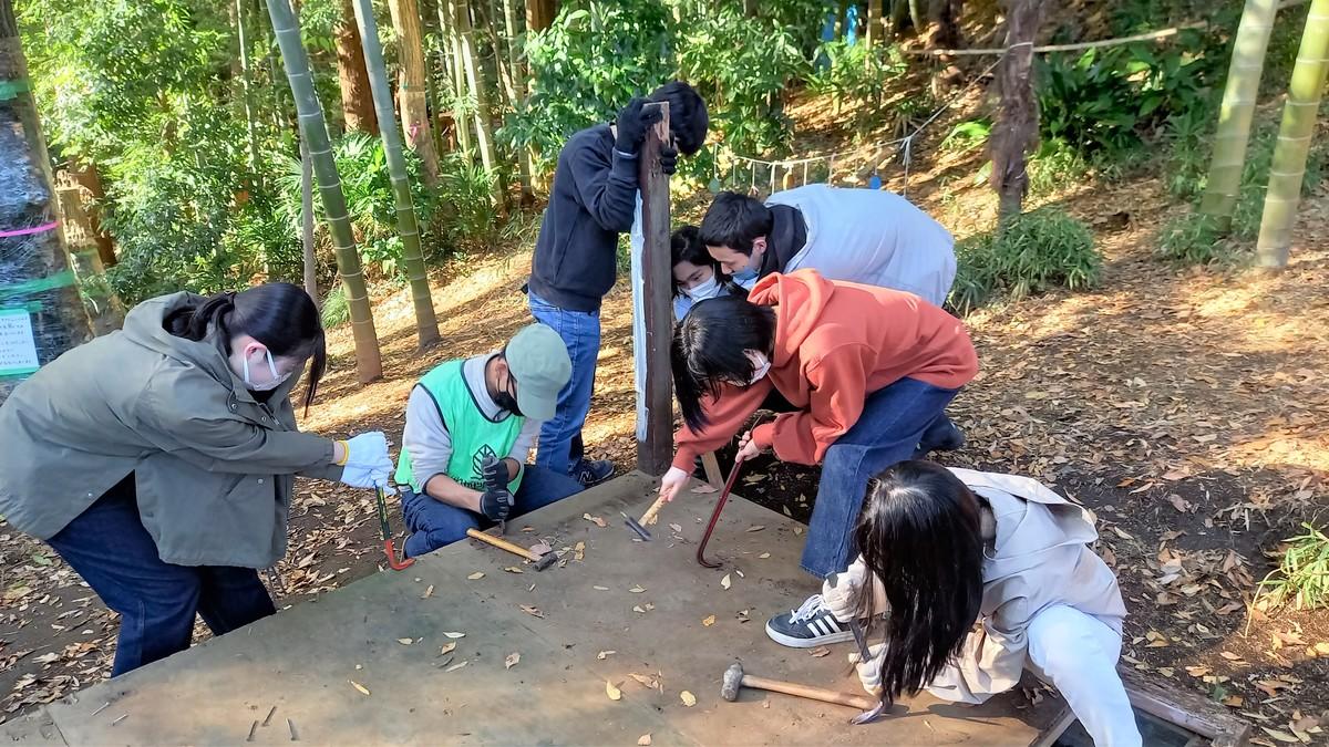 子どもの遊び場の遊具メンテナンスをする生徒