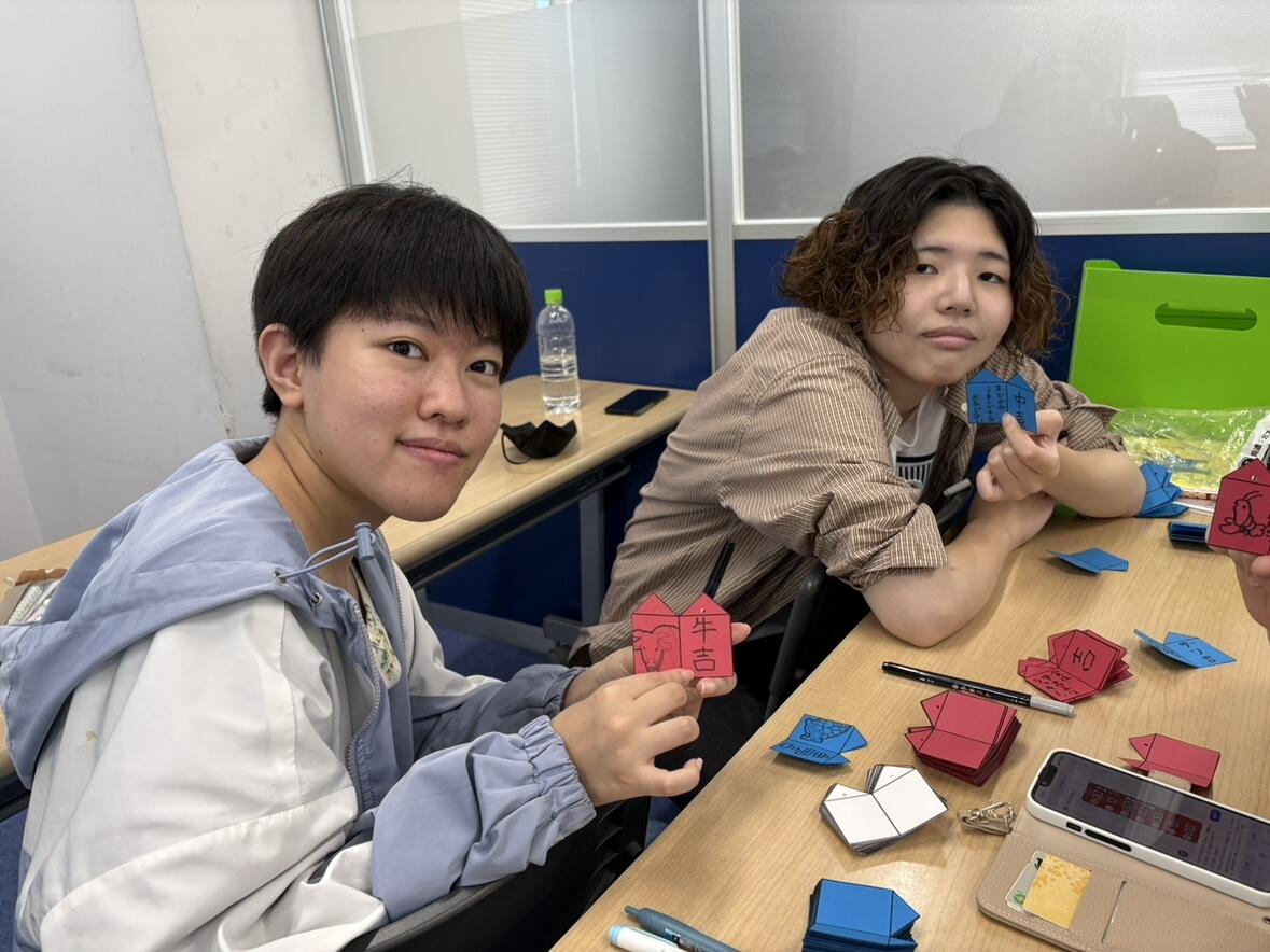 小物の制作をしている実行委員の生徒