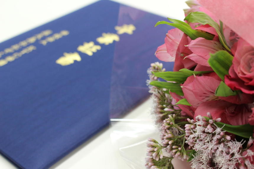 卒業証書と花束