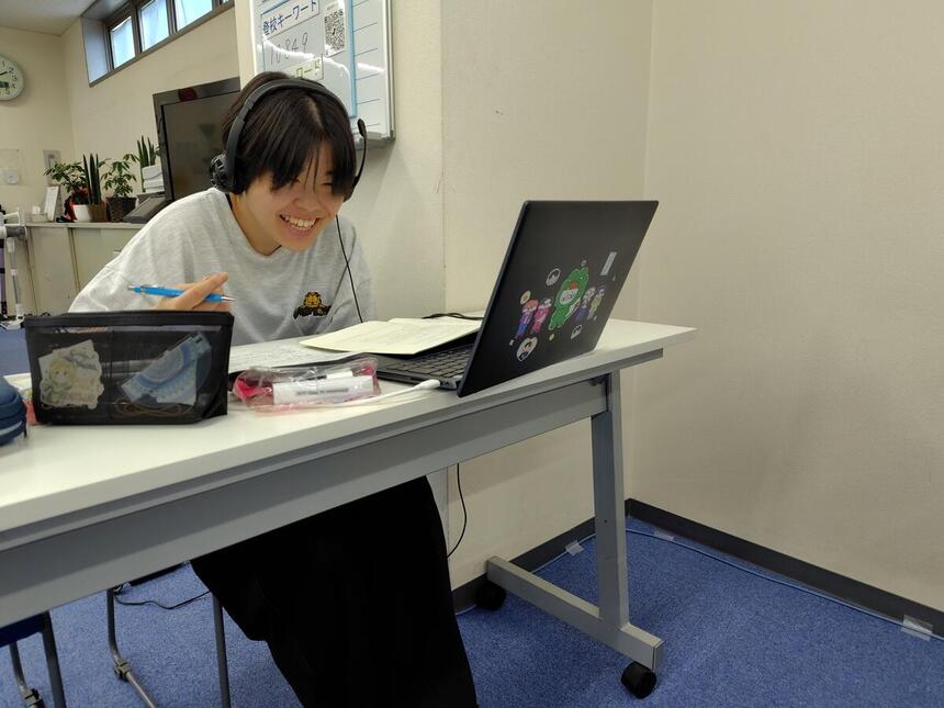 パソコンに向かいオンラインでコミュニケーションを取る生徒