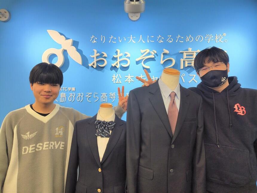 制服、私服、男子２名の写真