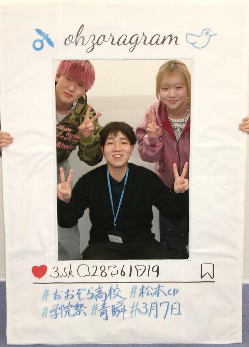 フォトスポットで写真を撮る学院祭実行委員長2名とコーチ