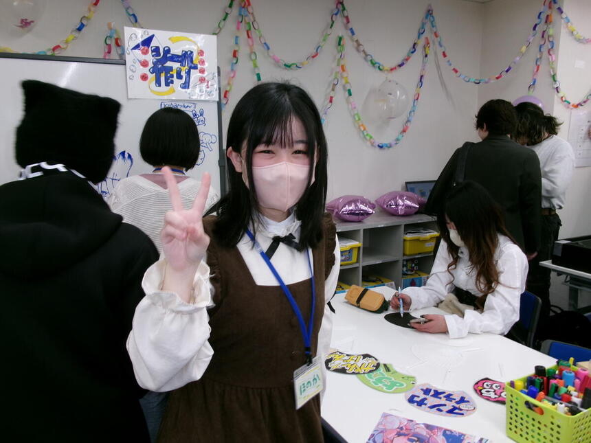 学院祭中に笑顔で写真にうつる生徒の姿