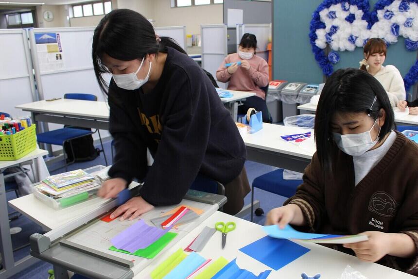学院祭の準備をする生徒たち