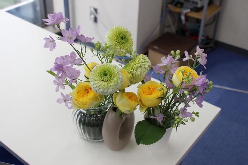 生徒が完成させた春の生け花の作品