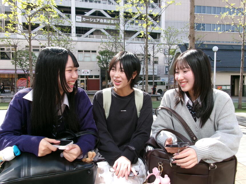 1年生の女子生徒3名が笑顔でインタビューを受けてくれている様子