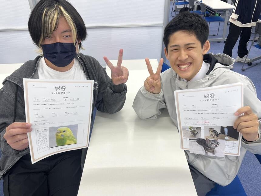 ペット紹介カードを持ってピースをしている1年生の男子生徒2名