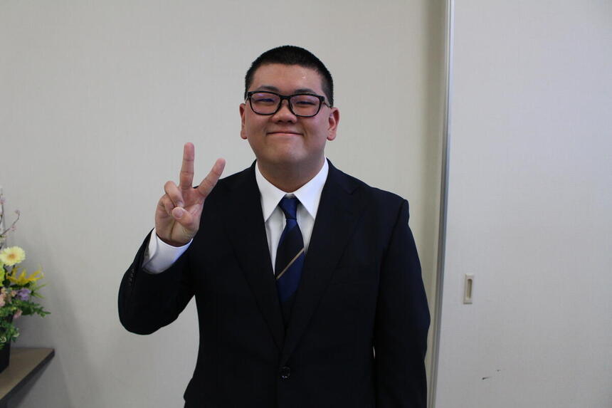 笑顔で写真にうつる卒業生