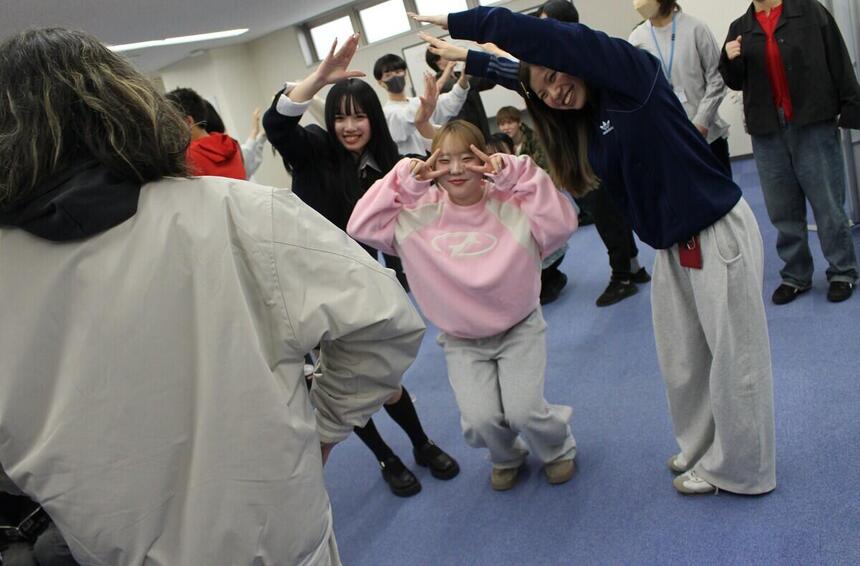 歓迎会に参加し笑顔でカメラに目線をくれた新入生と3年生