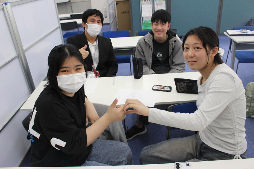 言葉づくりゲームを楽しむ生徒とコーチの様子