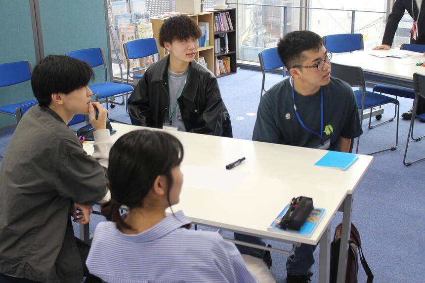 おおぞらスクールにて授業に集中する中高生の様子