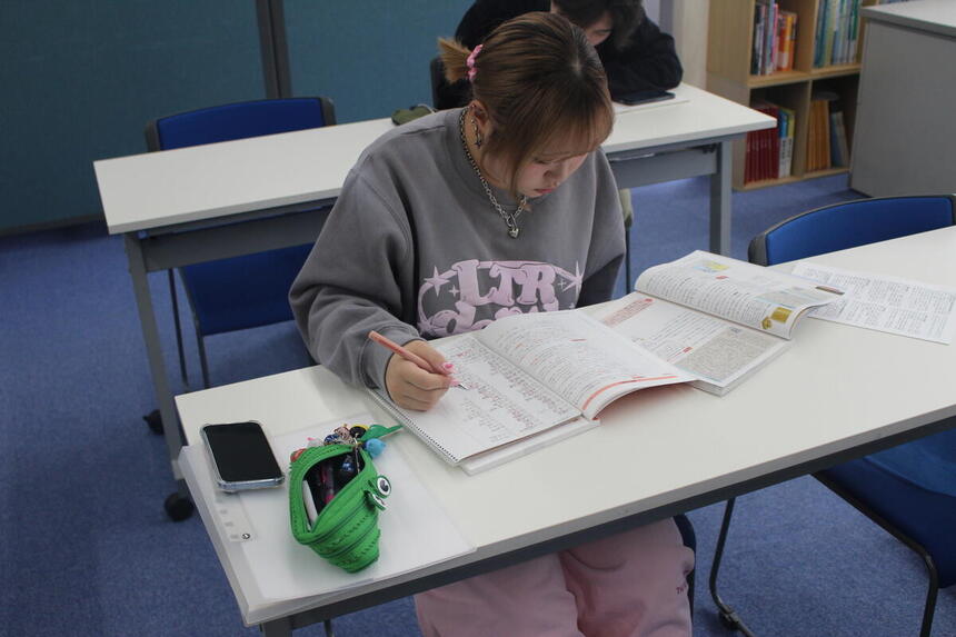 真剣に学習に取り組む生徒の様子
