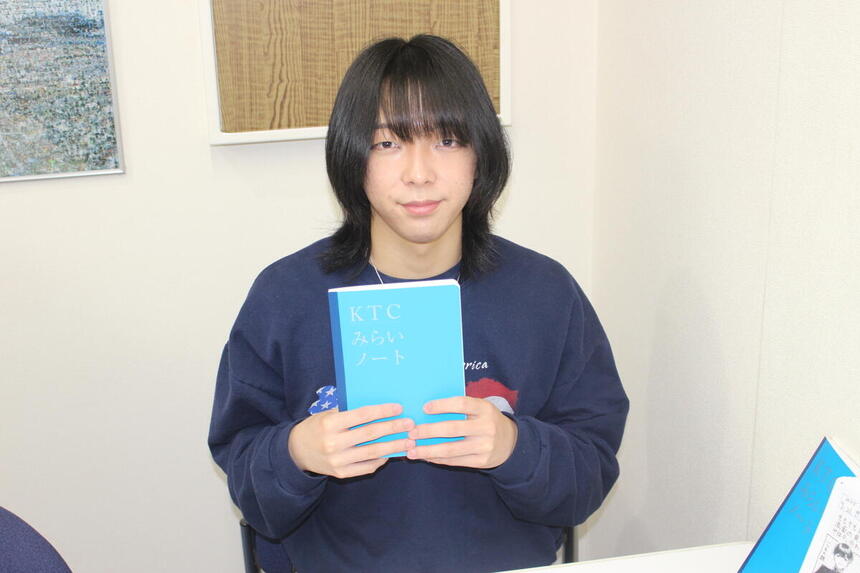 KTCみらいノート®を手に持ち、自分の価値観や将来について考える活動に取り組む生徒