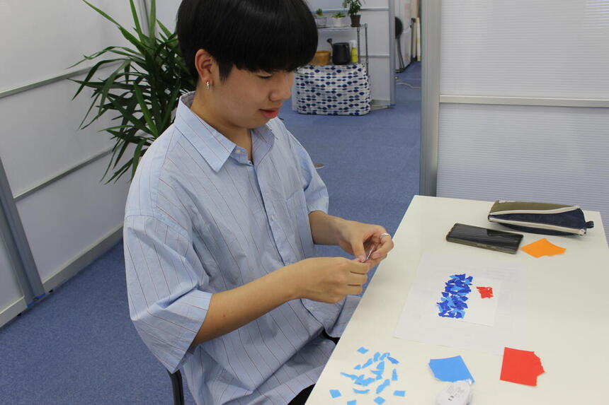 みらいの架け橋レッスン®でちぎり絵に挑戦する生徒の様子