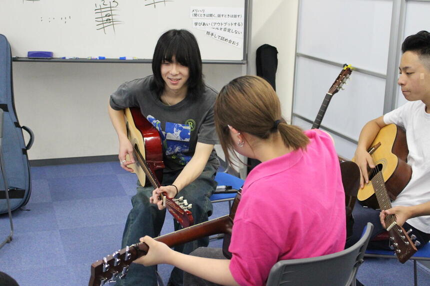 キャンパスでギター講座！生徒同士でギターを弾いて楽しみました♪