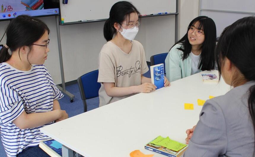 「本好きの放課後」で、生徒がおすすめの本を紹介している様子