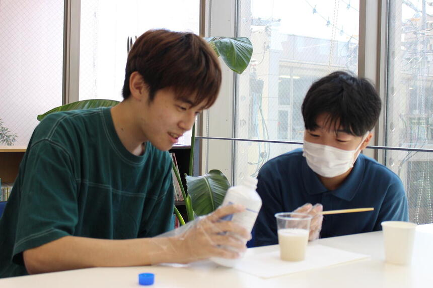 キャンパスでの理科実験！物質を混ぜ合わせています♪