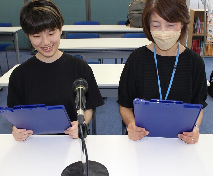 笑顔でアフレコをする生徒とコーチの様子