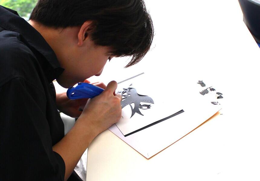 真剣に切り絵に取り組む生徒の様子