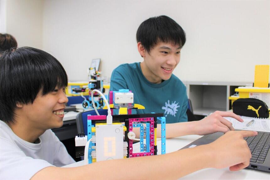 プログラミングコースで自分たちの組み上げたロボットを動かす生徒たち