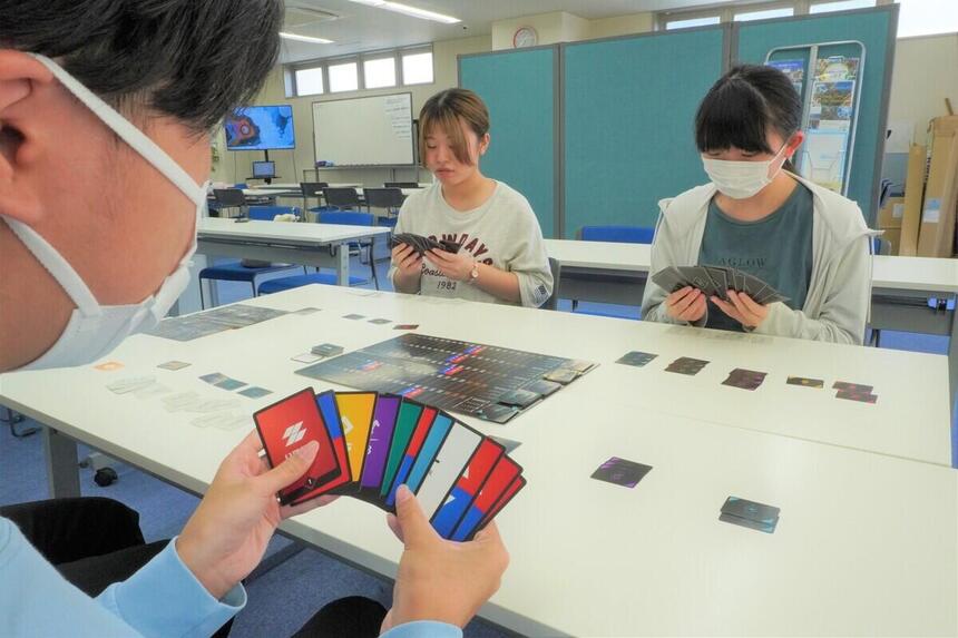 みらいの架け橋レッスンの時間に株トレのボードゲームをたのしむ生徒たち