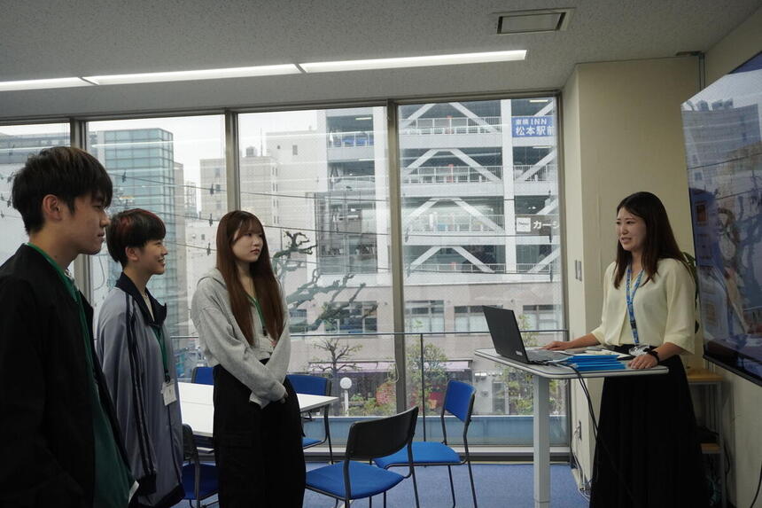 おおぞらスクールを始める前に打合せする在校生とコーチ