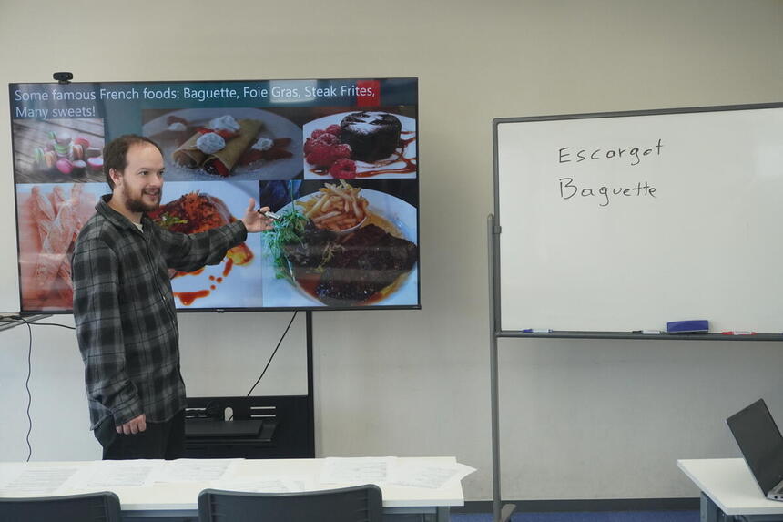 みらいの架け橋レッスン®の英会話レッスンで、お気に入りの食べ物についてレッスンをしてくださるエンリコ講師
