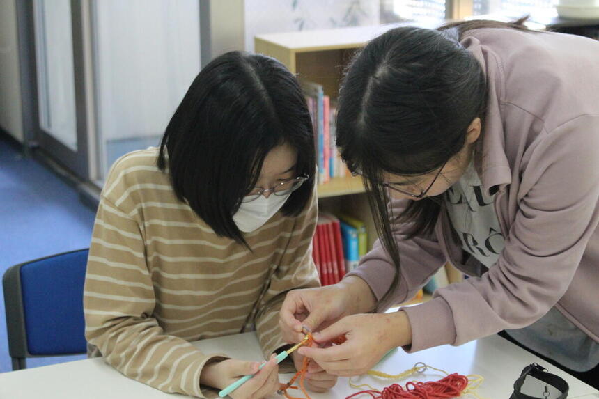 みらいの架け橋レッスン®で、編み物体験！先輩が後輩へ編み方を教えてくれました。