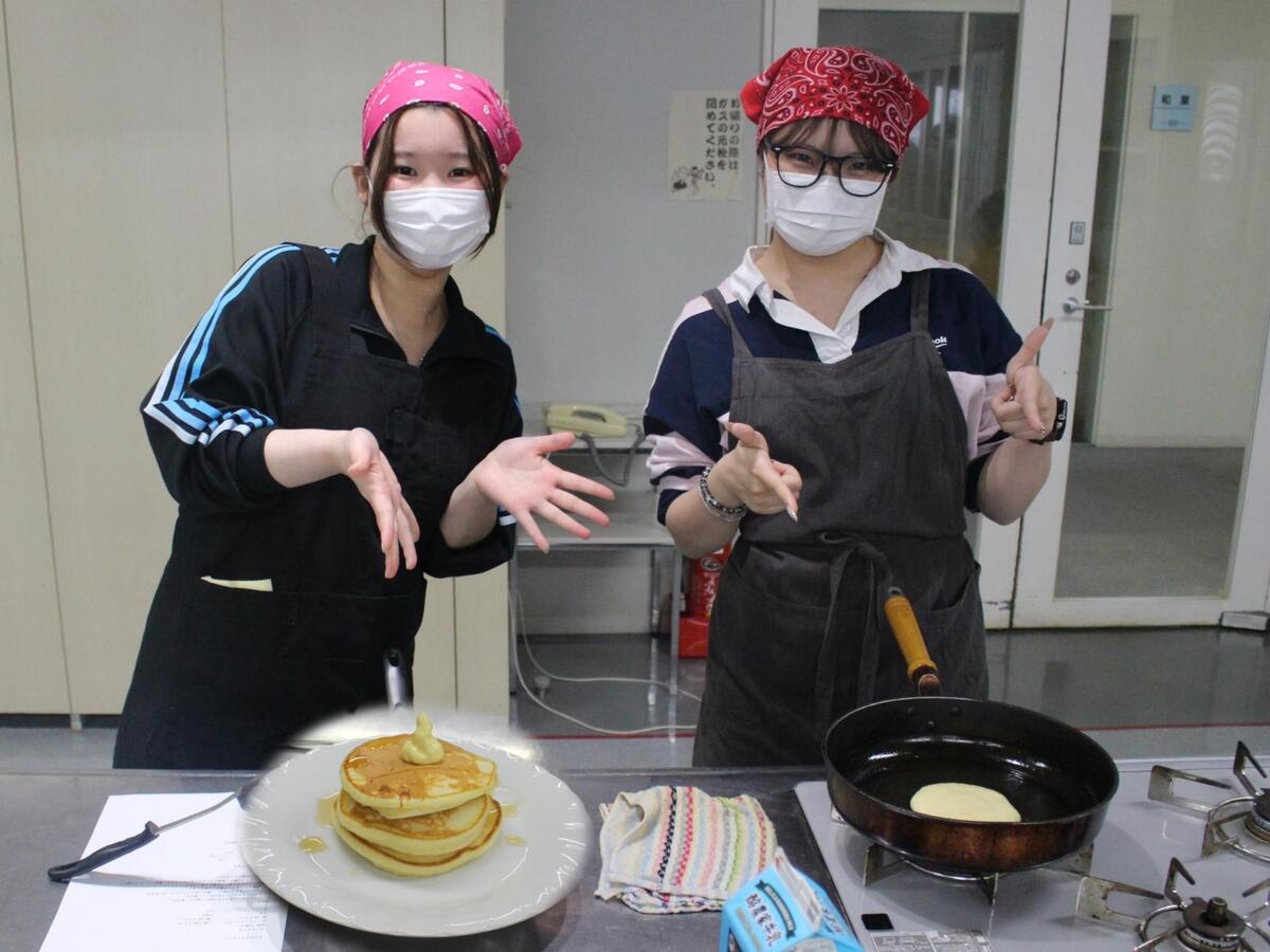 完成したホットケーキと生徒