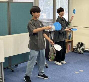 生徒は本番に向けて踊りの練習に真っ最中です