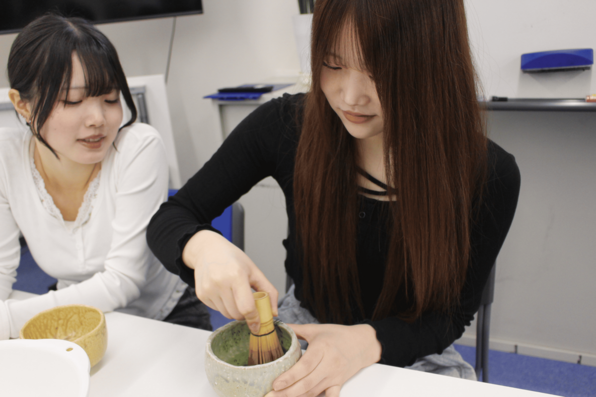抹茶を点てる生徒