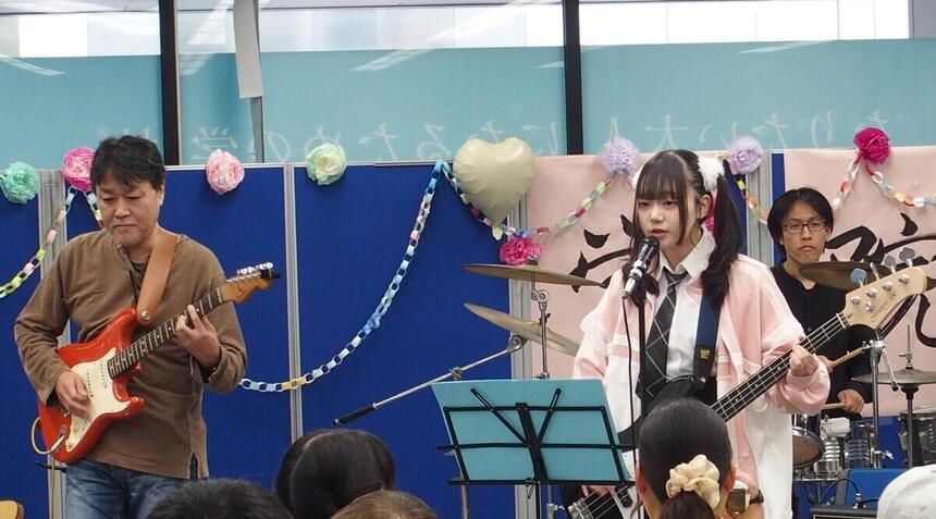 学院祭のバンドのステージ発表