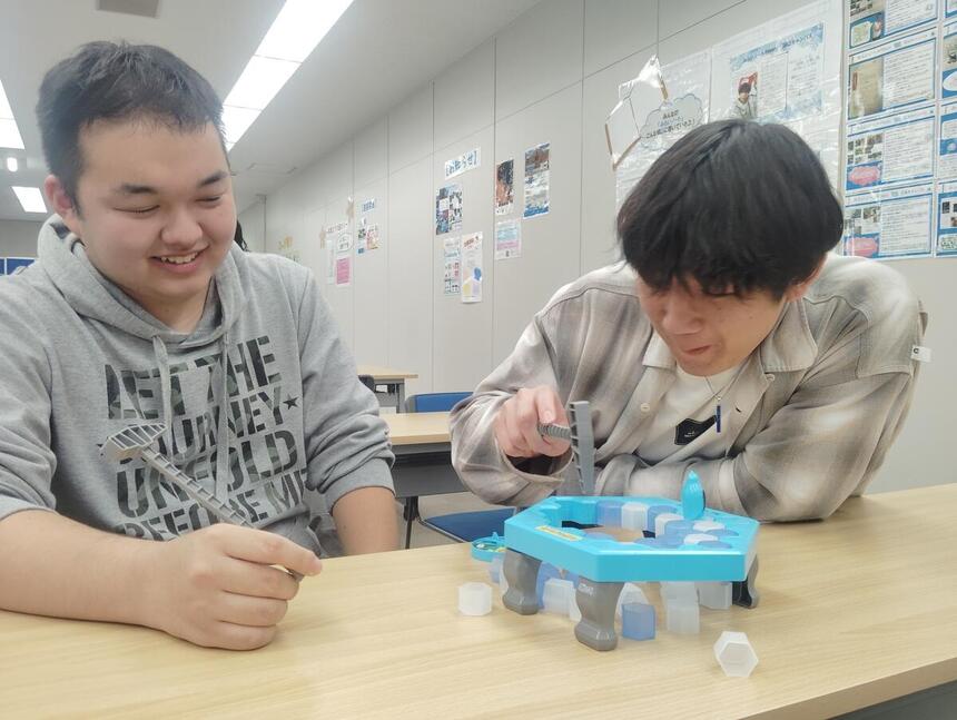 松山キャンパスの生徒が、友だちとみらいの架け橋レッスンにてボードゲームを楽しんでいる様子。