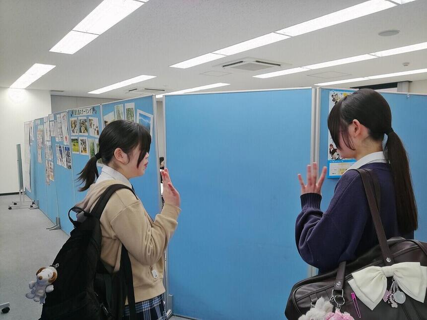 松山キャンパスの生徒が制服を着てスクールバッグを持って下校前に撮った写真です。