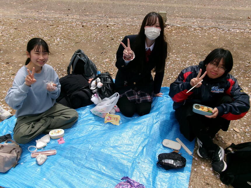 松山キャンパスのみらかけ紹介でお花見遠足に行った際の在校生の食事風景です。
