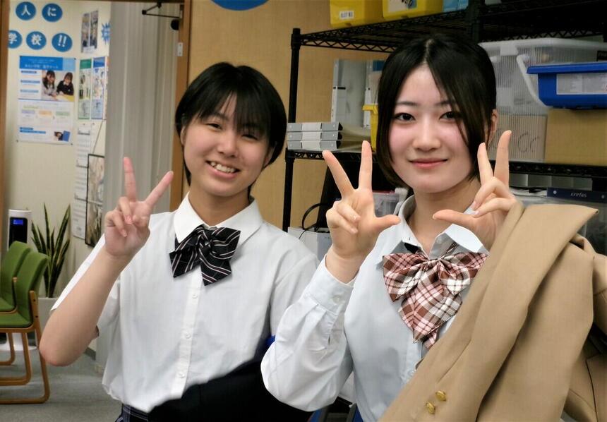 受付担当の生徒が受付の練習をしている様子