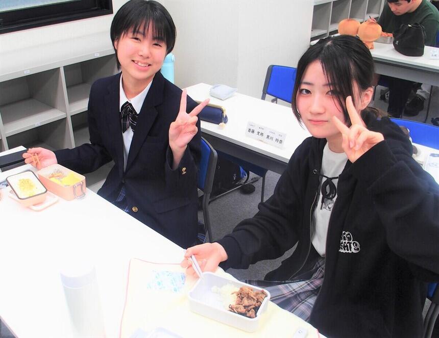 お昼休みを楽しんで、過ごしている生徒達の様子