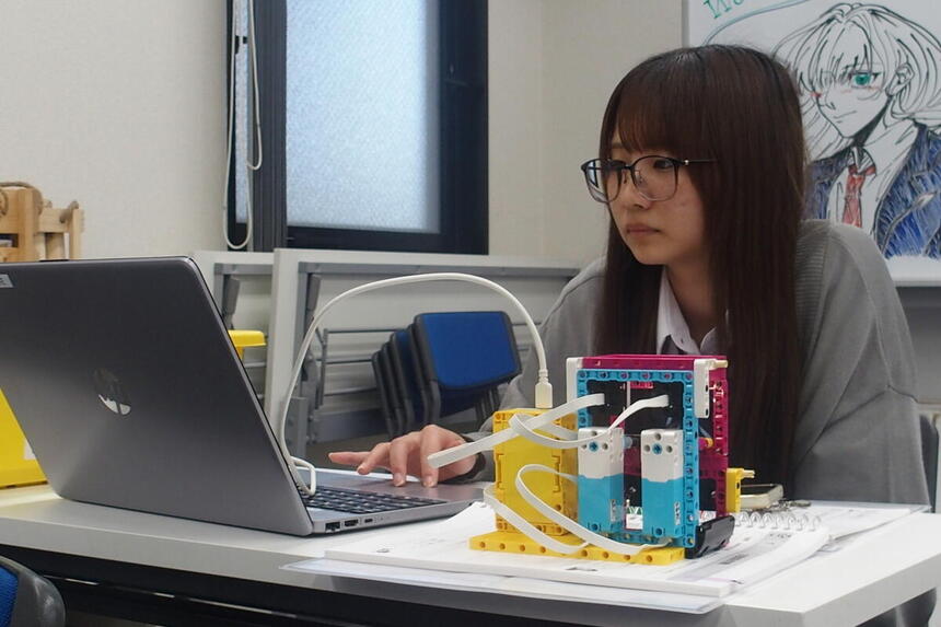 コース生が教材を参考にしながらプログラムを作成している様子です。