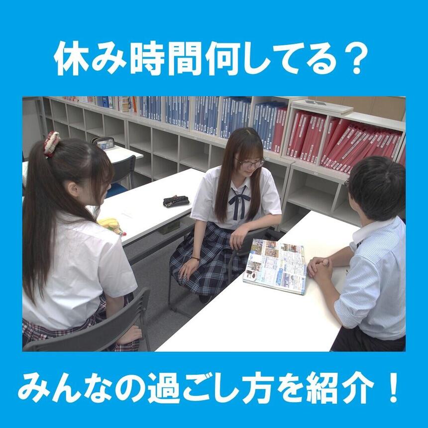 生徒がコーチに勉強を教えてもらう様子