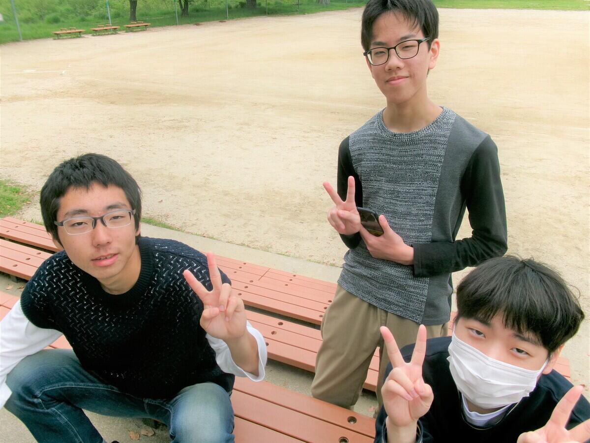 ピースをする男子生徒3人