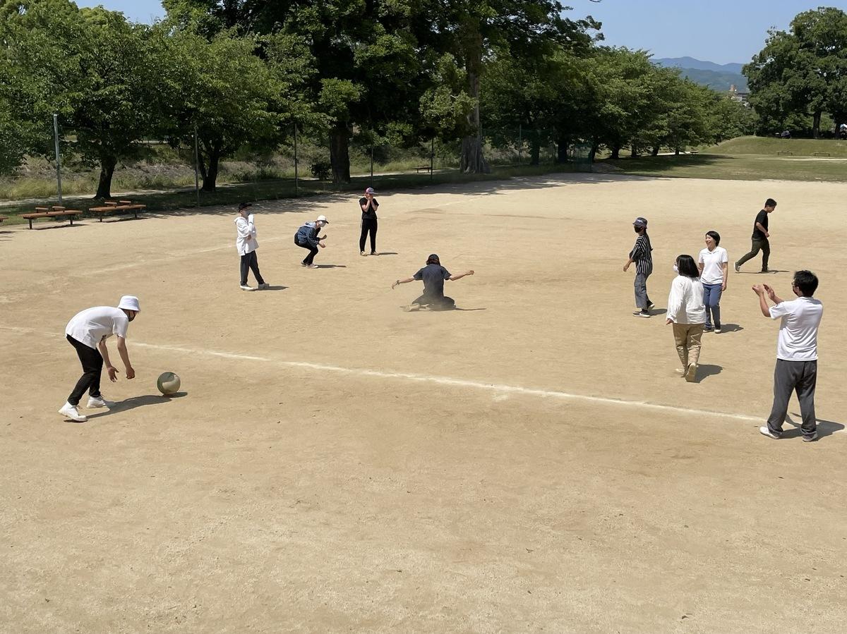 ドッチボールをする生徒