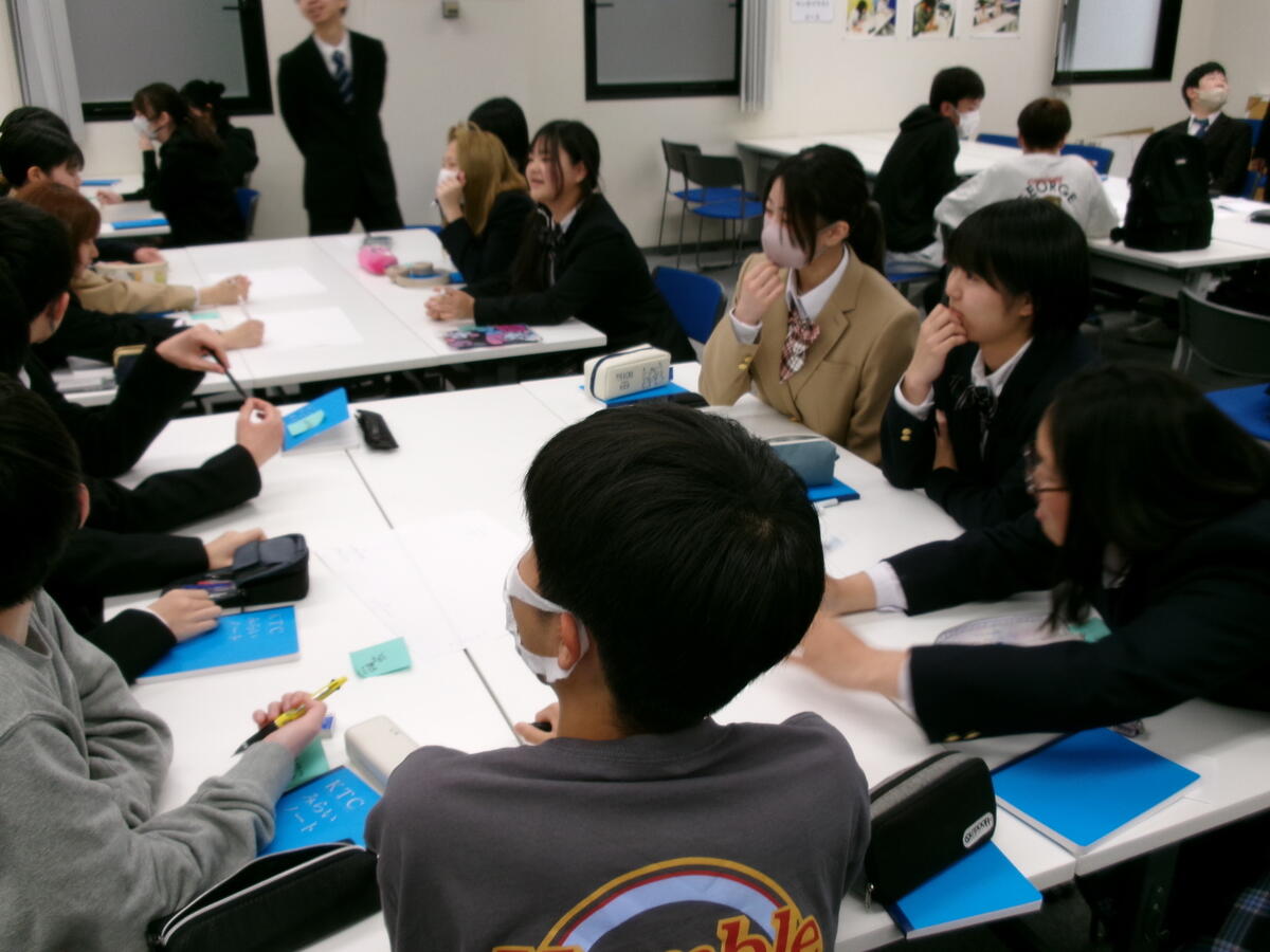 メモを取りながら真剣に耳を傾ける生徒