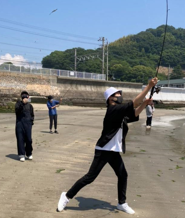 海辺で釣りにチャレンジする生徒