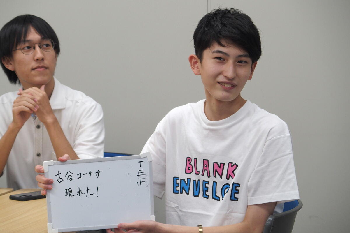 笑顔いっぱいで発表している生徒