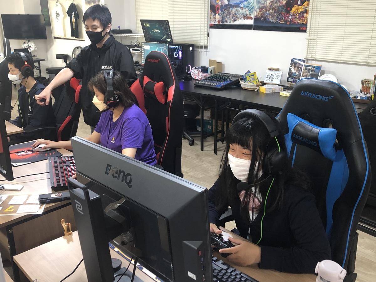 eスポーツをする生徒